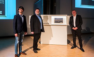 Johannnes Blobel (v. l.) sowie Jan Haase von IEEE und Jochen Viehoff, HNF-Geschäftsführer, mit dem Milestone. - Sergei Magel