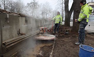 Laut und staubig ist das Zersägen der Betonmauer. - Jörg Stuke