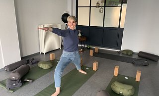 Heike Patzelt zeigt die Übung "Der Krieger", die Figur, die auch als Namensgeber ihres neuen Studios fungiert. - Nicole Bliesener