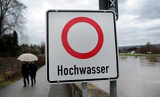 Mindestens auf der Hälfte der Deich-Kilometer in NRW bestehe Handlungsbedarf, sagte NRW-Umweltminister Oliver Krischer (Grüne). - Jonas Güttler
