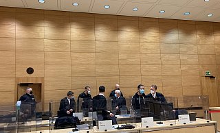 Justizbeamte bringen die Brüder in den Saal. Die Rechtsanwälte Daniel Farrokh (v.l.), Martin Lindemann sowie Sven Peters und Tobias Diedrich vertreten die Angeklagten. - Jobst Lüdeking