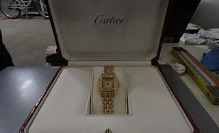 Eine Uhr von Cartier, die im Wohnmobil gefunden wurde. - Polizei