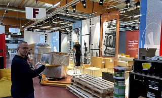 Maximilian Richter von der Messe OWL steht vor einem XXL-Stand eines dänischen Ausstellers in der Halle 21. Die mobilen Wände hier sind 4,50 Meter hoch. - Thomas Reineke