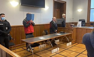 Thomas U. war zuletzt bei seinen Eltern in Hille untergekommen. Er wird vertreten von Rechtsanwalt Michael Einars. Im Falle eines Schuldspruchs könnte die besondere Schwere der Schuld festgestellt werden. - Lea Oetjen