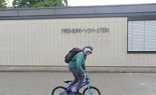 Der Namenszug an der früheren Rahdener Realschule ist nicht mehr vollständig. Von der Freiherr-vom-Stein-Realschule ist nur noch Freiherr vom Stein geblieben. Künftig kann sich die Stadt eine Nutzung des Gebäudes durch das Gymnasium vorstellen. Das lehnt das Gymnasium ab. - Joern Spreen-Ledebur