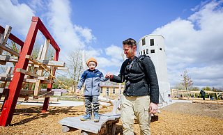 Der kleine Maximilian testet mit seinem Vater Sebastian Elsner die Klettergerüste auf der Landesgartenschau. - BESIM MAZHIQI