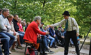 Einfach nur zugucken geht nicht, wenn Komödiant Fabian Flender mit einem Ball jonglieren möchte. Da ist auch das Publikum gefragt. - Elke Niedringhaus-Haasper