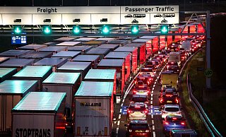 Auch ein Jahr nach dem Brexit (das Foto stammt vom 17. Dezember 2021) gibt es noch Staus vor dem Eurotunnel. Allerdings sind sie kein Vergleiuch zu dem Megastau, in dem Weihnachten 2020 auch 30 Lkw-Fahrer von Kottmeyer streckten. - HENRY NICHOLLS