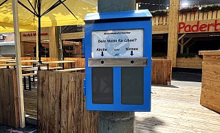 Abstimm-Aschenbecher vor der Almhütte auf dem Liboriberg. - ASP Abstimm-Aschenbecher vor der Almhütte auf dem Liboriberg. - ASP