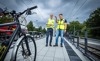 Arne Petersen und Artur Schartner (v.l.) diskutieren die zurückliegenden fünf Baustellenwochen - und sind zufrieden, dass alles gut geklappt hat, auch die neue Rampe zur Haltestelle Bethel ist ein Gewinn. - Sarah Jonek