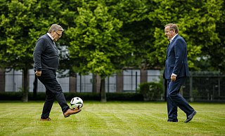 Verteidigungsminister Boris Pistorius (SPD, r.) und sein Bruder Harald spielen im Hinterhof des Verteidigungsministeriums in Berlin Fußball. - Thomas Imo/photothek.de