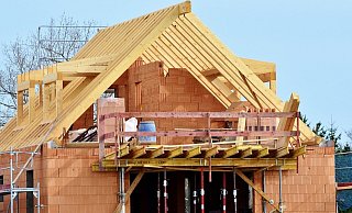 Der Trend geht wegen davon, ein eigenes Haus zu bauen. Denn die Kosten sind nur schwer zu kalkulieren. - Pixabay