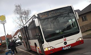 Eltern aus Enger und Spenge kritisieren, dass die Buslinie 466 regelmäßig überfüllt ist und Schulkinder stehen gelassen werden. - Jan-Henrik Gerdener