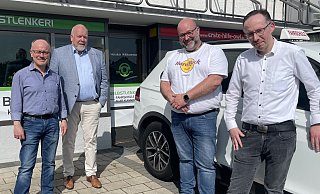Kirchlengerns Wirtschaftsförderer Oliver Weisheit (v. l.) und Bürgermeister Rüdiger Meier mit Jochen Harder und Dominik Klemp von der Fahrschule "SelbstLenker". - Shannon-Lee Bendig