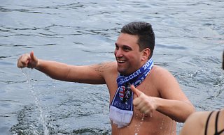 Mutig: Am ersten Tag des neuen Jahres wagten sich zahlreiche junge und ältere Schwimmer in den eiskalten Sennesee. - Sigurd Gringel
