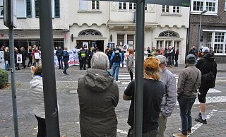 Kundgebung: Vor dem Lokal versammelten sich 70 bis 80 Demonstranten, um ihre Missbilligung des Reichsbürger-Treffens deutlich zu machen - Ludger Osterkamp