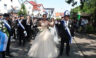 Tobias und Sarah Jakob stehen als Königspaar im Mittelpunkt des Festes in Großeneder. - Anette Etzel