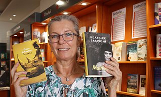 Buchhändlerin Jutta Bluhm präsentiert „Trophäe“ von Gaea Schroeters und „Malnata“ von Beatrice Salvioni. Ein Romandebüt, das von einer jungen Frau mit einem unbeugsamen Willen erzählt. Und einer Gesellschaft, die versucht, sie zu brechen. - Dieter Scholz