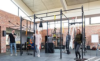 Freuen sich über den neugestalteten Fitnessbereich: Teamleiterin Bettina Lücking (zweite v.l.) mit den Trainern Steffen Neuhaus (v.l.), Maurice Berner, Rami Awad und Mirjam Dyck. - Heidi Froreich