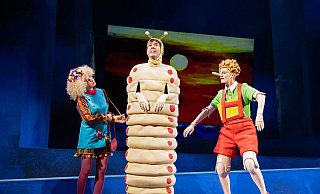 Drei wie Pech und Schwefel: Fee Franka (Doreen Nixdorf), Holzwurm (Georg Böhm), Pinocchio (Rosalia Warnke). - Philipp Ottendörfer/Theater Bielefeld