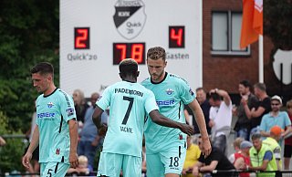 SCP-Stürmer Dennis Srbeny (r.), der von Richmond Tachie zum 4:2-Treffer gratuliert wird, kam zur Pause in die Partie und sammelte Pluspunkte für künftige Startelf-Nominierungen. - SC Paderborn 07/Michael Bieckmann