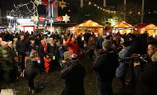 Beim traditionellen Laternenumzug zogen Jung und Alt in Begleitung vom Bläserkreis Dünnerholz und dem Posaunenchor Spradow durch die Innenstadt. - Shannon-Lee Bendig