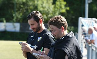 Akribische Vorbereitung: Trainer Tim Daseking (r.) und Co-Trainer Goce Trajkovski vom SC Herford freuen sich auf das Pokalspiel gegen den SV Rödinghausen am 9. Oktober. - Jürgen Krüger