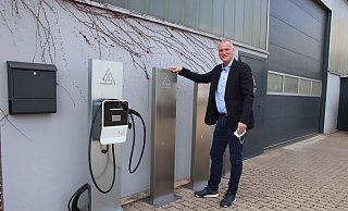 Oliver Wessels an den Ladesäulen aus eigener Produktion. - Heidi Froreich
