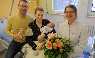 Mutter Verica und Vater Blazhe Velkov freuen sich mit Oberärztin Mirjam Heimhalt-El Hamriti über die Geburt der kleinen Eva. - Nicole Bliesener