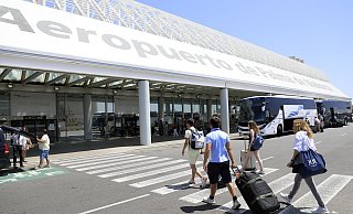 Unter anderem am Flughafen von Palma war der Gesuchte aus dem Raum Paderborn auf Mallorca gesehen worden. Am Freitag wurde er dort dann erkannt. (Archivbild) - dpa/Clara Margais