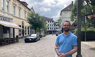 Arbeitsbereich: Adrian Möller, Sozialarbeiter beim Diakonischen Werk, steht am Anfang der Steinstraße. - Jobst Lüdeking