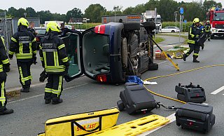 Innerhalb von 20 Minuten ab Alarmierung hatten die Einsatzkräfte der Feuerwehr Hövelhof den verletzten Fahrer patientenschonend aus dem Unfallfahrzeug gerettet. - Ralph Meyer