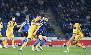 Arminia Bielefelds Manuel Wintzheimer (M.) behauptet den Ball gegen zwei Dresdener. - Sarah Jonek