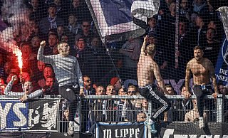 Hier sah die Unterstützung der Arminia-Fans noch bestens aus. Etwa ab der 75. Minute veränderte sich das merkwürdigerweise. - Foto: Axel Heimken/dpa
