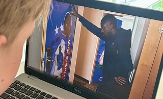 Ousmane Dembélé bestaunt in einem Video die eigens für die Spieler bedruckten Zimmertüren. - Jens Reddeker
