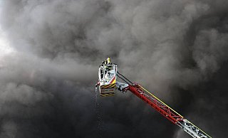 Das Feuer beim Bettwarenhersteller Schlafmond hat am Wochenende trotz Großeinsatz der Feuerwehr einen Millionenschaden angerichtet. - Claus Frickemeier