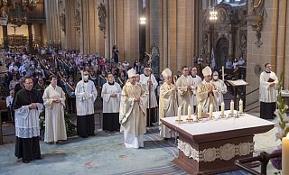 Erzbischof Hans-Josef Becker feierte am Sonntag im Paderborner Dom unter Corona-Bedingungen das Libori-Pontifikalamt: Rund 330 Gläubige konnten unmittelbar dabei sein. - Thomas Throenle / Erzbistum Paderborn