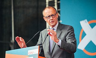 Friedrich Merz, hier bei einem Wahlkampfauftritt in Paderborn 2022, hat mit seiner Aussage über eine mögliche Zusammenarbeit mit der AfD für Wirbel gesorgt. - BESIM MAZHIQI