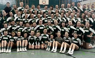 Die erfolgreichen Cheerleading-Teams der Wildacts bei den NRW-Meisterschaften. - Felix Labus