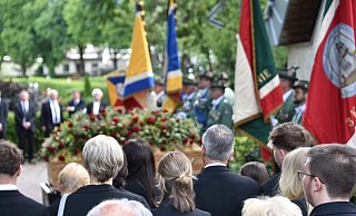 An der Friedhofskapelle auf dem Friedhof Am Wall in Höxter wird ein Gebet für Klaus Töpfer gesprochen. - Thomas Kube