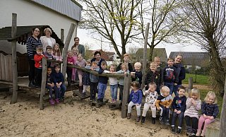 Aktuell sind in der Ferienzeit nur etwa die Hälfte der Kinder da und lachen hier mit ihren Erzieherinnen Nicole Wetsch (von links), Irene Arnold (Leiterin), Lea Bahre, Kerstin Tiemeyer, Sarah-Vanessa Lamkemeier in die Kamera. - Gerald Dunkel