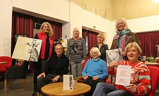 Andrea Thron (hinten, v. l.), Brigitta Rudolf, Ela Tarnowska, Katrin Drebes, Stephan Hollmann (vorne, v. l.), Herta Büschenfeld, Rosmarie Saaksmeier präsentieren ihre Kunst bei der Löhner Art. - Jan Husmann