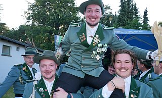 Der Schützenkönig Philipp Kilian lässt sich unmittelbar nach dem Königsschuss feiern. - Klaus Karenfeld