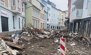 Diese Einkaufsstraße in Ahrweiler gleicht einem Trümmerfeld. In den Häusern drangen Wasser und Schlamm bis in den zweiten Stock. - Michael Scherer