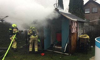 Zum Zeitpunkt des Eintreffens der ersten Einsatzkräfte stand der kleine Anbau der Gartenhütte bereits im Vollbrand. - Feuerwehr Paderborn