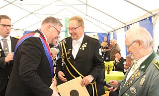 Der zweite Bezirkskönig Markus Scholz (2. v.l., St. Kilian Lügde) gratuliert dem ersten Bezirkskönig Wolfgang Schröder (St. Sebastianus Bödexen) im Beisein von Bezirksbundesmeister Stefan Rüther (l.) und Schießmeister Wolfgang Kreilos. - Burkhard Battran