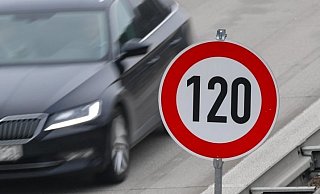 Eigentlich sollten die Tempo-120-Schilder längst aufgebaut sein. - Archiv
