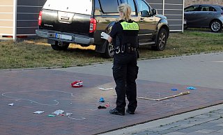 Nach dem tödlichen Unfall sicherte die Polizei Spuren. Das Kleinkind war mit einem Bobbycar von einem Grundstück in einen verkehrsberuhigten Bereich gerollt. - Heinz-Jürgen Reiss