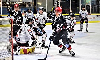 Stand oft richtig: Herfords Stürmer Ralf Rinke erzielte 29 Saisontore. Er und Kapitän Björn Bombis (l.) spielen auch in der kommenden Serie für die Herforder Ice Dragons. - Yvonne Gottschlich