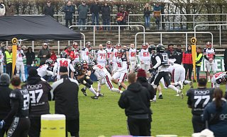 Viel Trubel auf und neben dem Platz beim American Football der Minden Wolves im Weserstadion. Beim klassischen Football tragen die Spieler Schutzkleidung, um sich beim kampfbetonten Tackling zu schützen. Dieser Körperkontakt ist allerdings beim Flagfootball untersagt. - Jörg Wehling